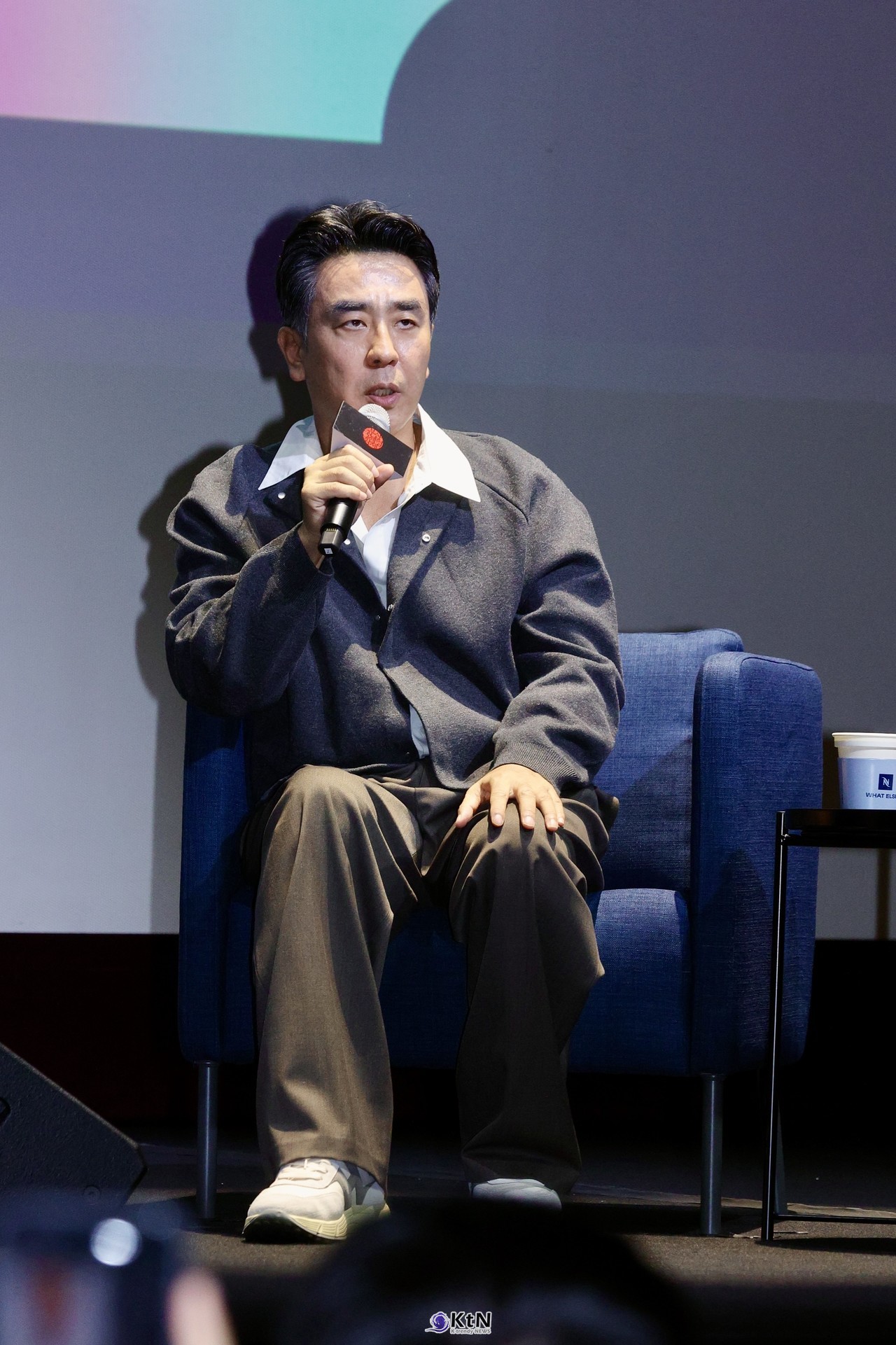 [KtN 현장포토]  [BIFF 2026] "볼 콕에 머리 위 하트까지"…'정가네' 류승룡, 액터스 하우스 달군 반전의 특급 팬서비스  사진=2026. 10.10.K trendy NEWS DB ⓒ케이 트렌디뉴스 무단전재 및 수집, 재배포금지