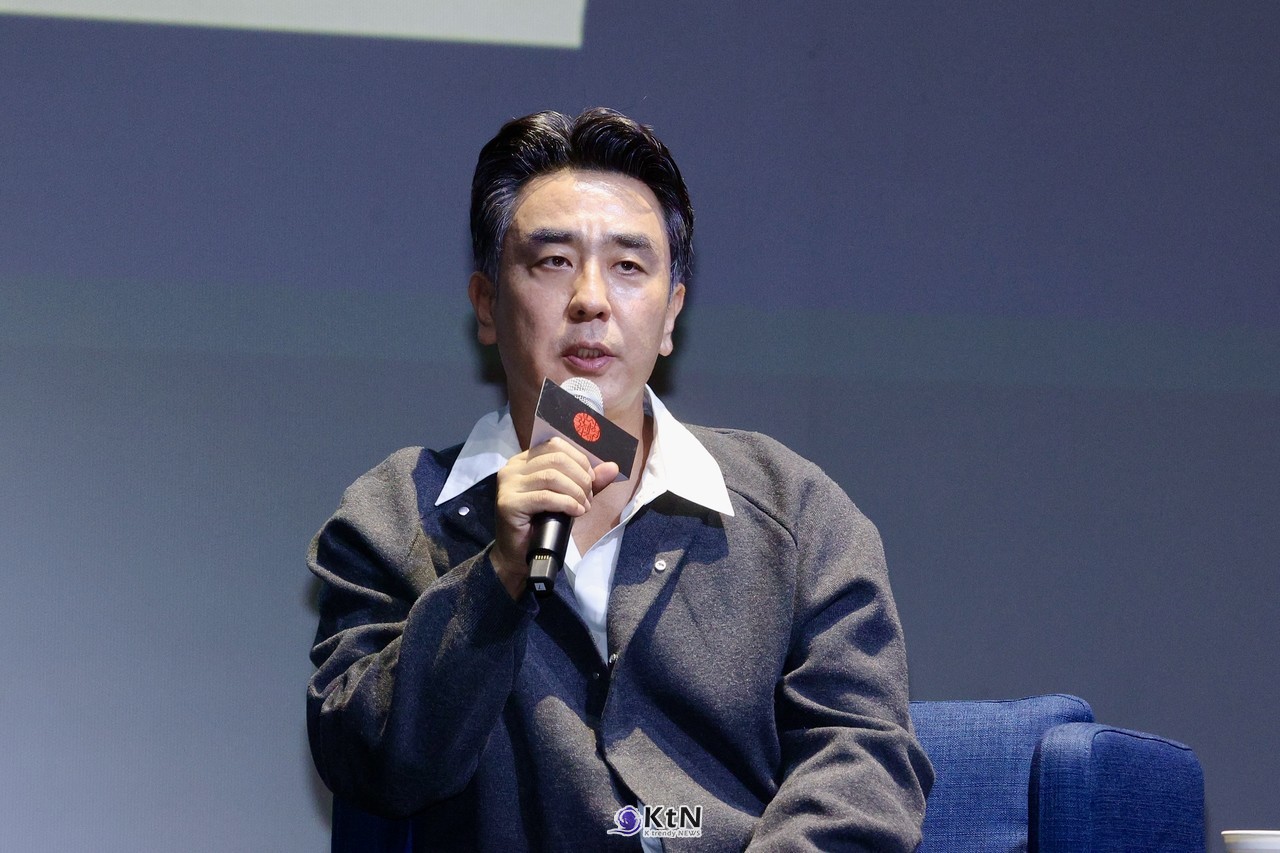 [KtN 현장포토]  [BIFF 2026] "볼 콕에 머리 위 하트까지"…'정가네' 류승룡, 액터스 하우스 달군 반전의 특급 팬서비스  사진=2026. 10.10.K trendy NEWS DB ⓒ케이 트렌디뉴스 무단전재 및 수집, 재배포금지