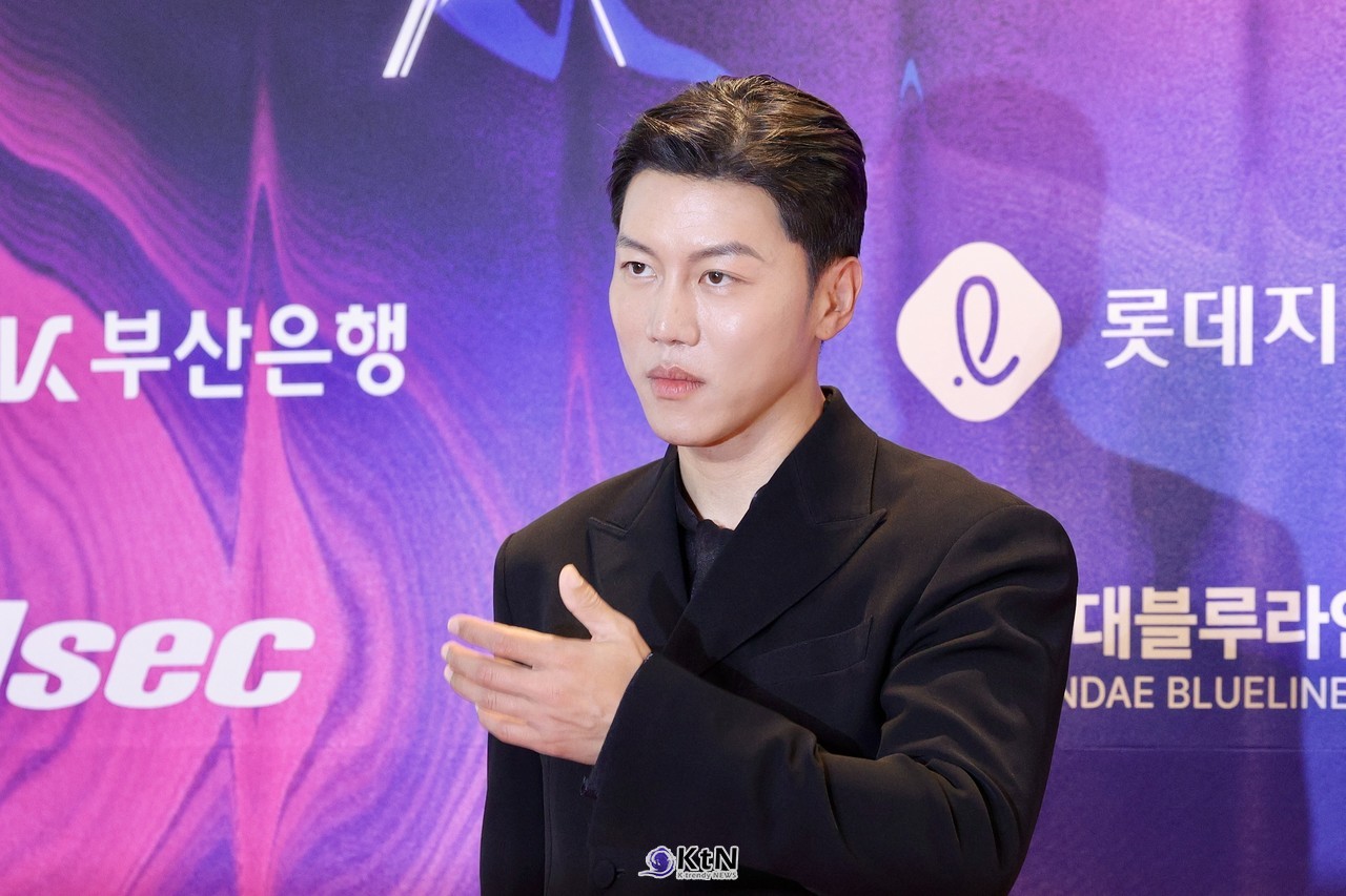  [KtN 현장포토] 음문석, 영화 '호프' 빛낸 남우조연상의 특급 레드카펫 존재감  사진=2026. 10.10.  7일 오후 부산 해운대구 시그니엘 부산 그랜드볼룸에서 열린 '제35회 부일영화상' 시상식 현장, K trendy NEWS DB ⓒ케이 트렌디뉴스 무단전재 및 수집, 재배포금지