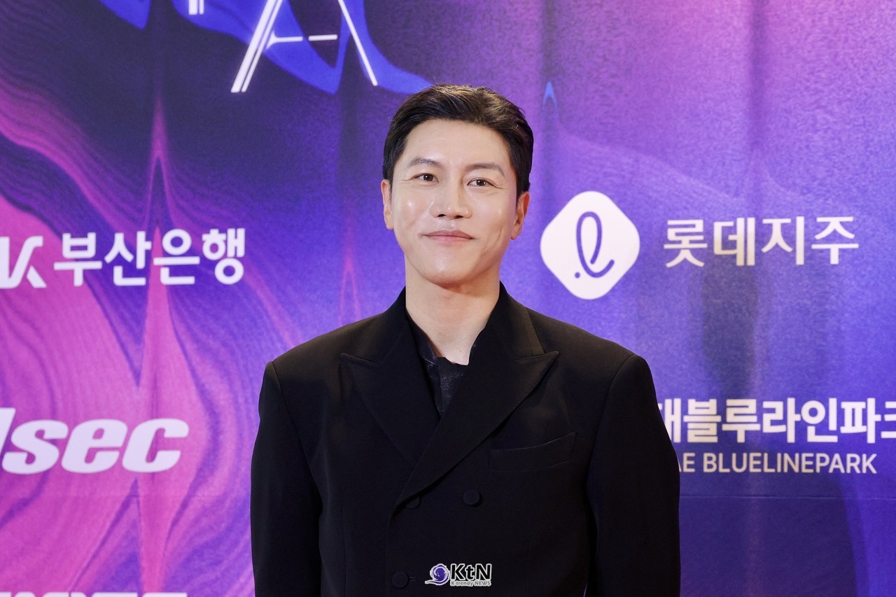  [KtN 현장포토] 음문석, 영화 '호프' 빛낸 남우조연상의 특급 레드카펫 존재감  사진=2026. 10.10.  7일 오후 부산 해운대구 시그니엘 부산 그랜드볼룸에서 열린 '제35회 부일영화상' 시상식 현장, K trendy NEWS DB ⓒ케이 트렌디뉴스 무단전재 및 수집, 재배포금지
