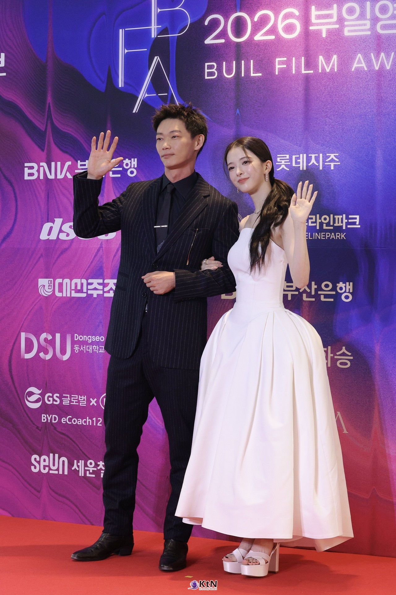 [KtN 현장포토] "실제 연인 같은 호흡" 노정의, 카사마츠 쇼 팔짱 끼고 사뿐사뿐  [제35회 부일영화상] 다정한 팔짱과 환한 미소…'면도' 카사마츠 쇼·노정의 특급 호흡  사진=2026. 10.10.K trendy NEWS DB ⓒ케이 트렌디뉴스 무단전재 및 수집, 재배포금지