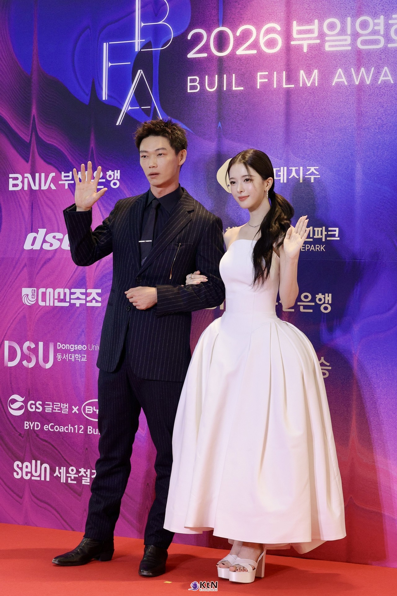 [KtN 현장포토] "실제 연인 같은 호흡" 노정의, 카사마츠 쇼 팔짱 끼고 사뿐사뿐  [제35회 부일영화상] 다정한 팔짱과 환한 미소…'면도' 카사마츠 쇼·노정의 특급 호흡  사진=2026. 10.10.K trendy NEWS DB ⓒ케이 트렌디뉴스 무단전재 및 수집, 재배포금지