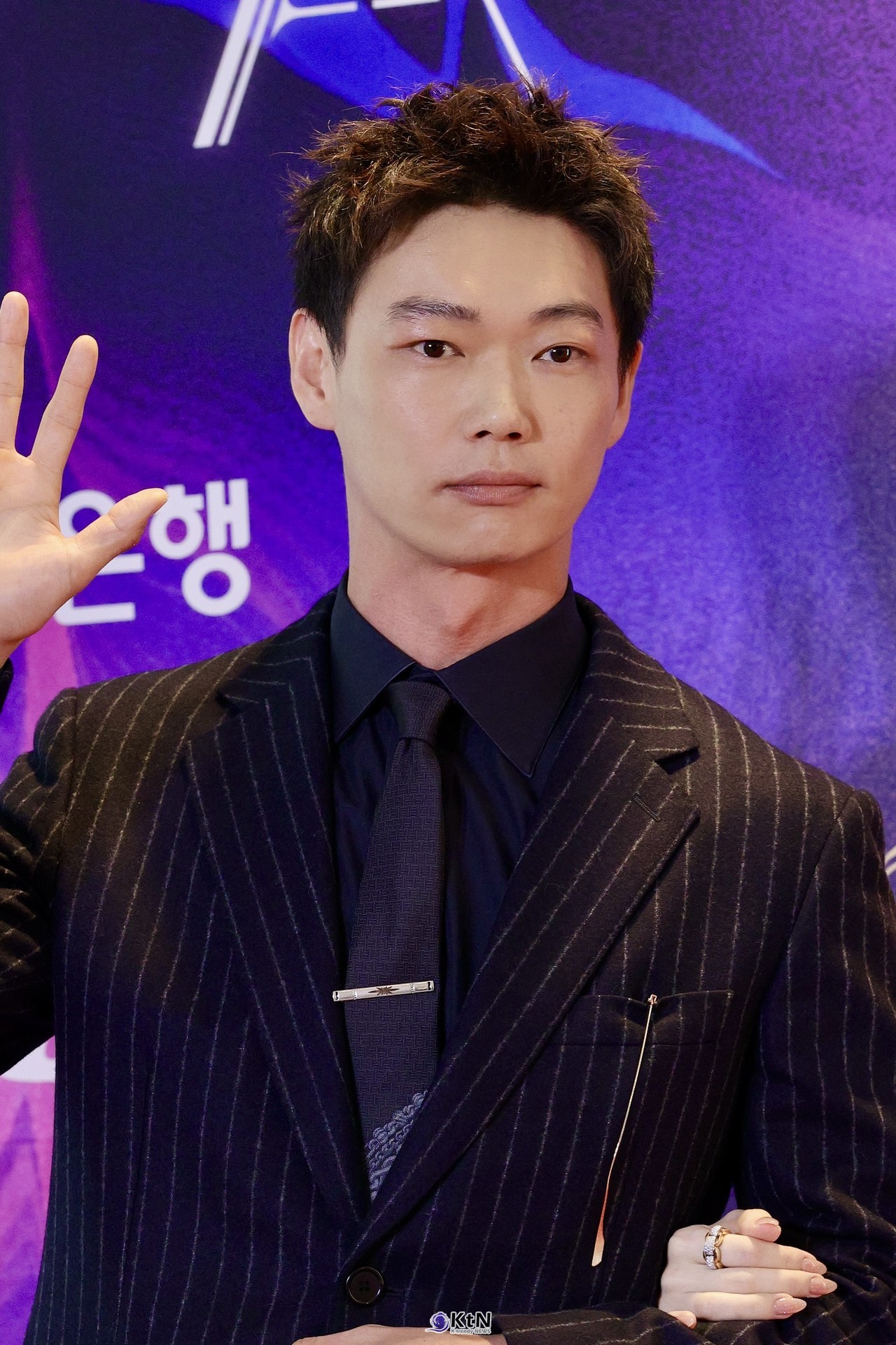 [KtN 현장포토] "실제 연인 같은 호흡" 노정의, 카사마츠 쇼 팔짱 끼고 사뿐사뿐  [제35회 부일영화상] 다정한 팔짱과 환한 미소…'면도' 카사마츠 쇼·노정의 특급 호흡  사진=2026. 10.10.K trendy NEWS DB ⓒ케이 트렌디뉴스 무단전재 및 수집, 재배포금지