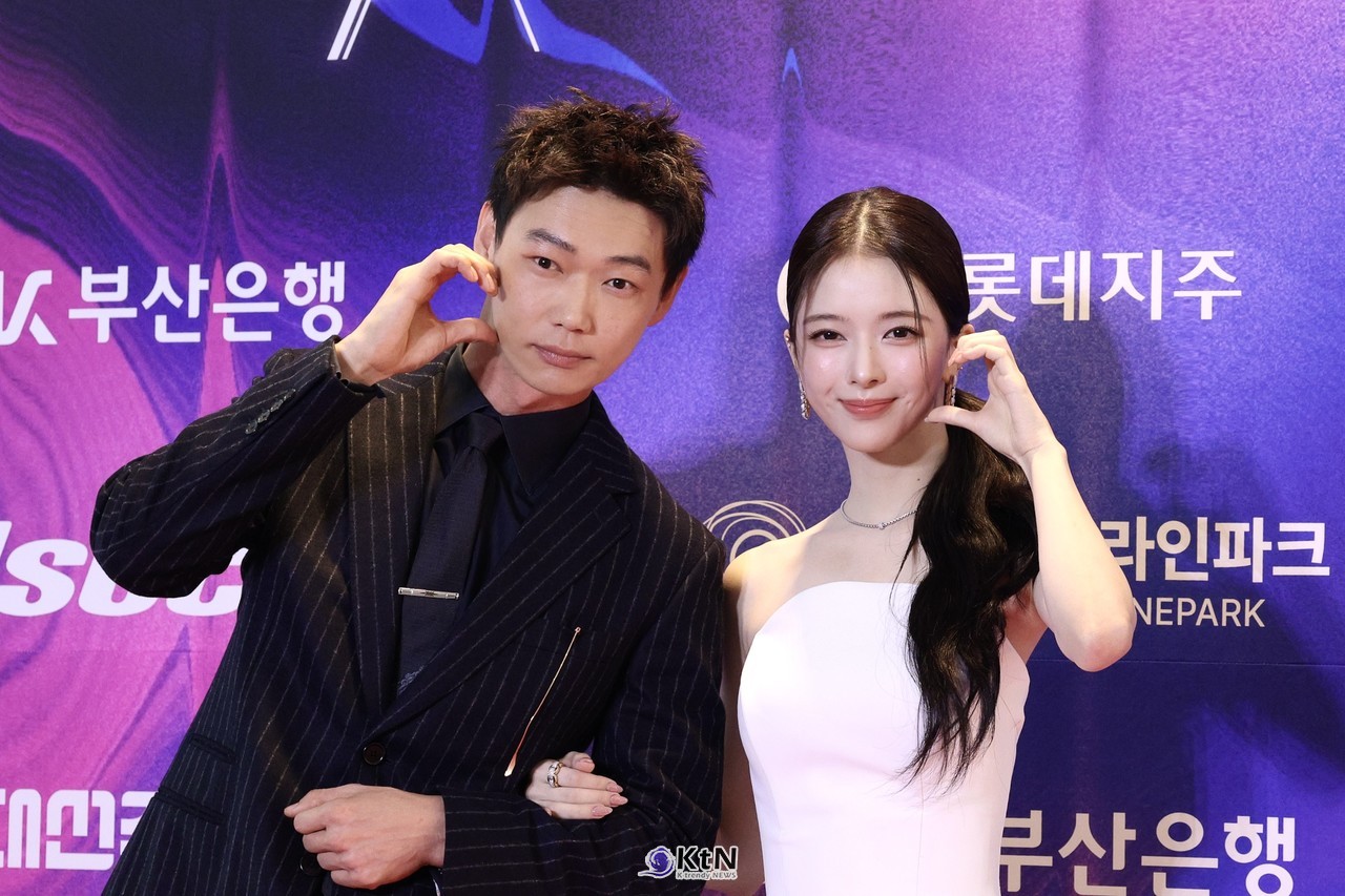 [2026 부일영화상] 볼하트부터 엄지 척까지…'면도' 카사마츠 쇼·노정의, 레드카펫 녹인 특급 케미스트리