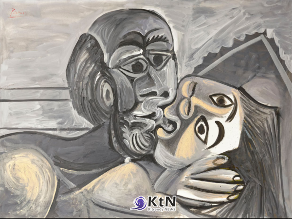   파블로 피카소(Pablo Picasso), 'Le Baiser', 1969. 두 인물의 얼굴을 캔버스 중앙에서 강하게 밀착시키고 크게 뜬 눈과 뒤틀린 코·입, 머리를 감싼 손을 통해 입맞춤을 친밀함과 긴장이 공존하는 신체적 사건으로 표현했다. 회색과 검정, 아이보리 중심의 제한된 색조와 거친 붓질이 피카소 후기 회화의 강한 에너지를 드러낸다.  사진=Christie's, K trendy NEWS DB ⓒ케이 트렌디뉴스 무단전재 및 수집, 재배포금지