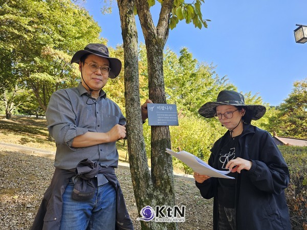 김소영 주무관(우측)은 유난히 뜨거운 햇살도 아랑곳 않고 나무 명찰을 달고 있다. 좌측은 나무명찰 제작지원한 디자인 대진의 권대표 (사진=조영식 기자)