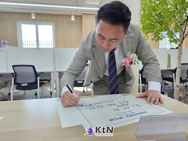황수현 교장이 학생들을 응원하는 덕담을 적고 있다.(사진=조영식 기자)