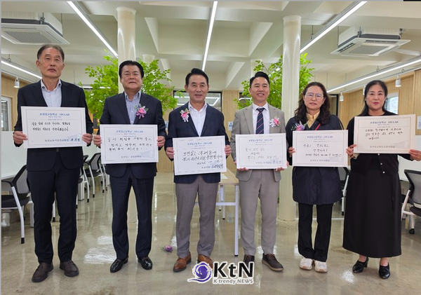 포천일고 온랩실 오픈식 참석 인사들이 학생들을 응원하는 덕담을 적어 보이고 있다. (사진=조영식 기자)