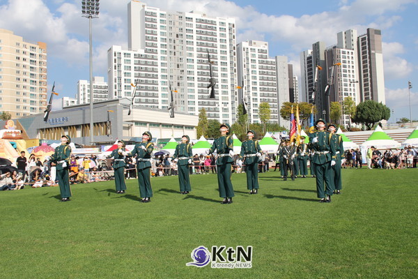 멋진 의장대 시범에 환호성이 절로 나왔다. (사진=조영식 기자)