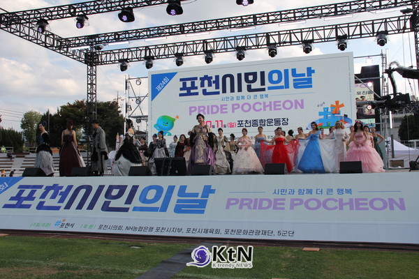 모델들의 워킹에 외국인들이 무한 박수로 응원했다(사진=조영식 기자)