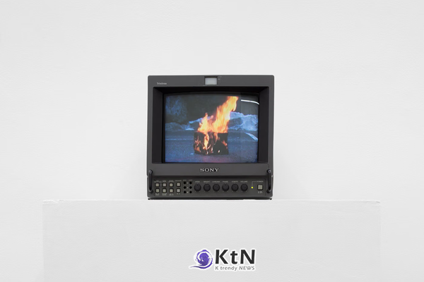 한나 리덴(Hanna Liden)과 클라라 리덴(Klara Liden)의 영상 'Technobattle'(2007). 소형 브라운관 모니터에 불꽃이 타오르는 모습이 재생되고 있다. 작품은 4분 10초 길이의 단채널 영상이다. 사진=@hiperfocal.arte, THIRD BORN·Market Gallery 제공