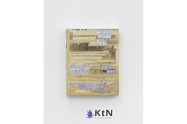 조라 모니즈(Zora Moniz)의 'Biggest Secret of Them All'(2023). 알루미늄과 종이, 못, 접착제를 패널에 결합해 제작했으며, 누런 바탕 위로 여러 겹의 띠와 금속 조각이 이어진다. 사진=@hiperfocal.arte, THIRD BORN·Market Gallery 제공