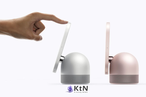 Apple HomeView 탁상형의 화면 각도 조절 모습. 스테인리스 스틸 힌지를 이용해 사용자의 위치에 맞춰 화면 기울기를 바꿀 수 있다. 사진=Apple 제공