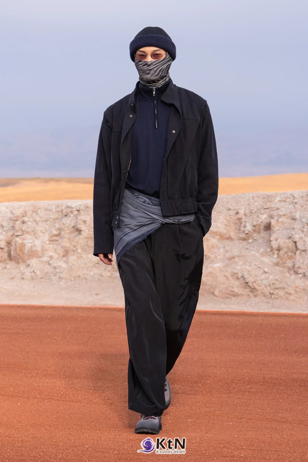 짙은 네이비 트윌 재킷에 하프집업 니트와 넓은 팬츠를 조합한 Giorgio Armani × Kith FW26 'Dreams of the Dune'. 회색 넥 게이터와 비니, 허리 주변에 비스듬히 겹친 회색 소재가 어두운 착장에 변화를 준다. 사진=Kith and Giorgio Armani, K trendy NEWS DB ⓒ케이 트렌디뉴스 무단전재 및 수집, 재배포금지
