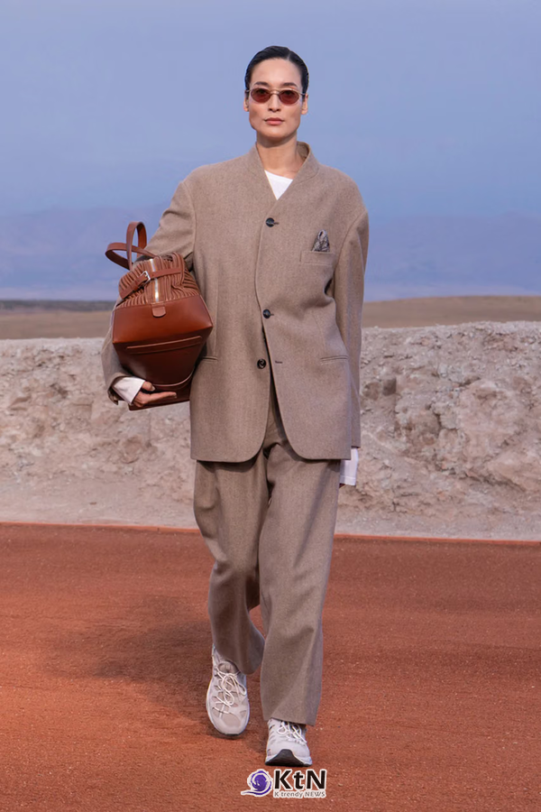 그레이지 울 재킷과 와이드 팬츠를 조합한 Giorgio Armani × Kith FW26 착장. 여유로운 어깨와 자연스럽게 내려오는 재킷의 밑단, 넓은 바지에 브라운 가죽 가방과 밝은 스니커즈를 더해 단정한 수트와 캐주얼웨어를 연결했다. 사진=Kith and Giorgio Armani, K trendy NEWS DB ⓒ케이 트렌디뉴스 무단전재 및 수집, 재배포금지
