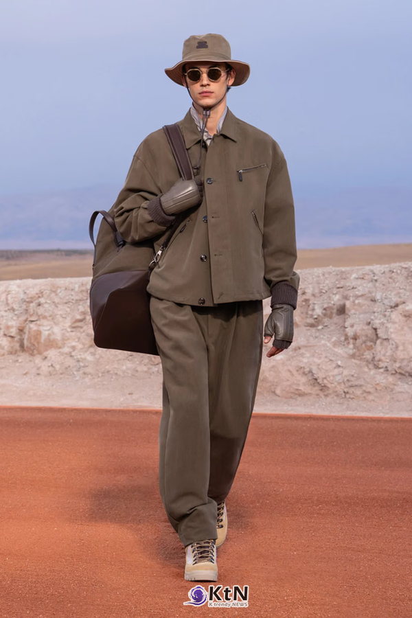 올리브 브라운 셔츠 재킷과 같은 계열의 와이드 팬츠를 조합한 Giorgio Armani × Kith FW26 'Dreams of the Dune'. 버킷햇과 가죽 장갑, 어깨에 멘 짙은 브라운 가죽 가방이 넉넉한 셔츠 재킷에 사파리웨어의 요소를 더한다. 사진=Kith and Giorgio Armani, K trendy NEWS DB ⓒ케이 트렌디뉴스 무단전재 및 수집, 재배포금지