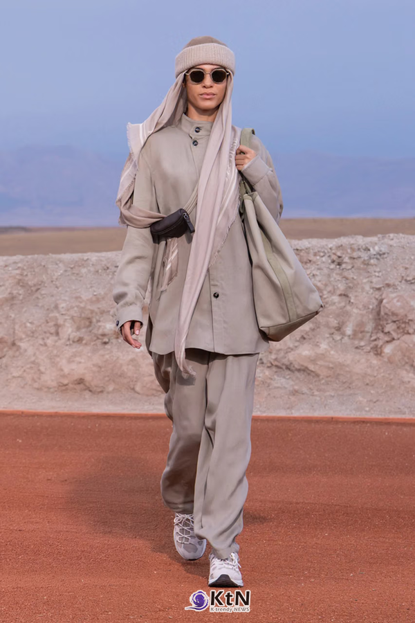 그레이지 셔츠 재킷과 같은 계열의 넓은 팬츠를 조합한 Giorgio Armani × Kith FW26 착장. 머리에서 길게 내려오는 밝은 스카프와 선글라스, 뉴트럴 톤 캔버스 토트백, 어두운 장갑과 밝은 신발이 단색에 가까운 스타일에 변화를 더한다. 사진=Kith and Giorgio Armani, K trendy NEWS DB ⓒ케이 트렌디뉴스 무단전재 및 수집, 재배포금지