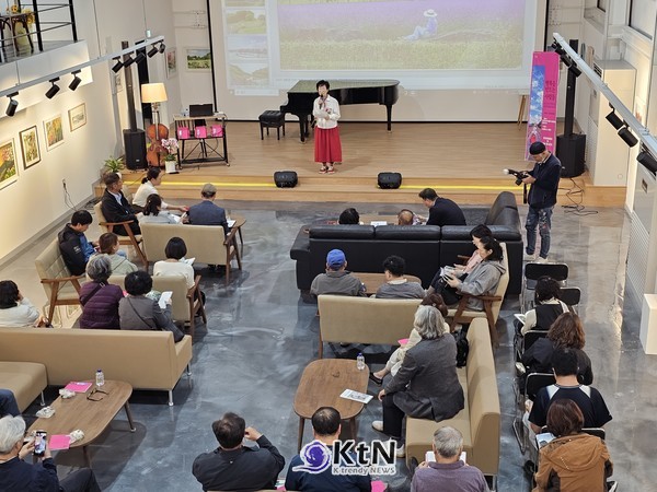 유애숙 작가는 지난 15일  스페이스 아크에서 그동안 포천 곳곳을 누비며 촬영한 사진과 그 속에 담긴 이야기를 엮은 책 《행복을 만드는 사람들》을 소개하고 책 나눔을 진행했다 .(사진=조영식 기자)