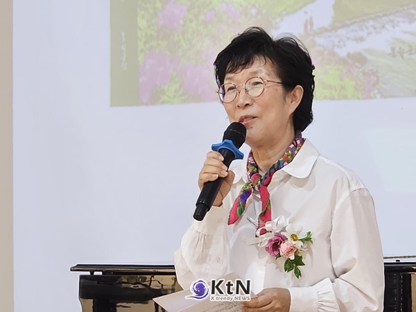 유예숙 작가는 지난 15일  스페이스 아크에서 그동안 포천 곳곳을 누비며 촬영한 사진과 그 속에 담긴 이야기를 엮은 책 《행복을 만드는 사람들》을 소개하고 책 나눔을 진행했다 .(사진=조영식 기자)