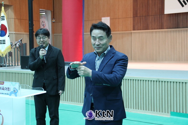 백영현 포천시장의 수화 축하인사 (사진=조영식 기자)