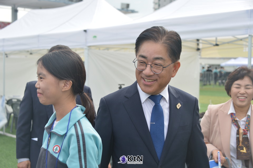 이기형 김포시장은 본지와의 현장 인터뷰에서 박람회 이후에도 찾아가는 진로체험을 확대하고 지역 산업체와 학생이 만나는 기회를 늘리겠다고 밝혔다./사진=K trendy NEWS DB ⓒ케이 트렌디뉴스 무단전재 및 수집, 재배포금지