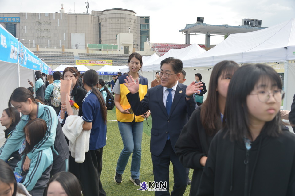 이기형 김포시장이 15·16일 김포종합운동장에서 열린 '김포시 청소년진로교육 박람회' 현장을 찾아 참가 학생들에게 손을 흔들며 인사하고 있다.  /사진=K trendy NEWS DB ⓒ케이 트렌디뉴스 무단전재 및 수집, 재배포금지