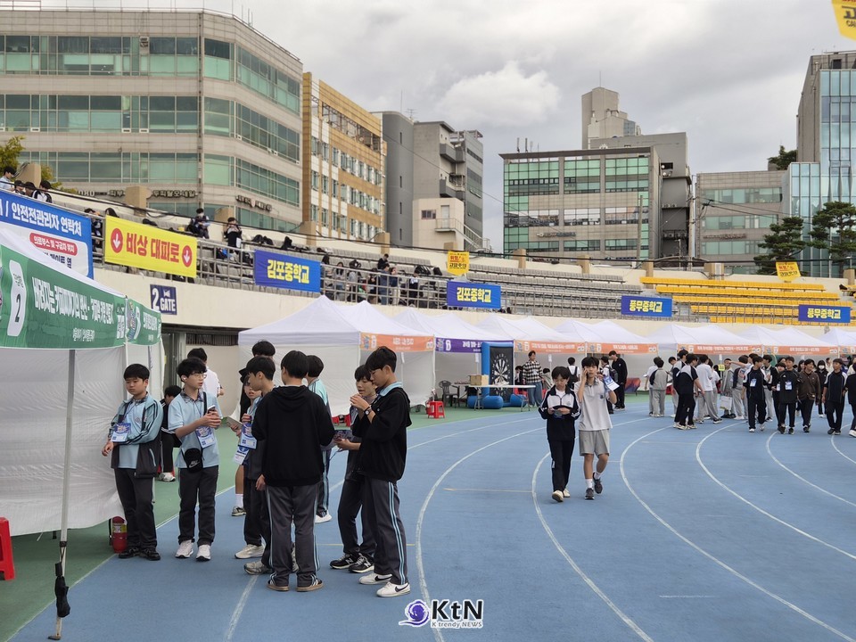 김포종합운동장에 마련된 진로교육박람회에는 AI와 로봇 같은 미래기술뿐 아니라 의료, 소방, 웹툰, K뷰티 등 학생들이 실제 전공과 직업으로 선택할 수 있는 분야가 함께 들어왔다.  /사진=K trendy NEWS DB ⓒ케이 트렌디뉴스 무단전재 및 수집, 재배포금지