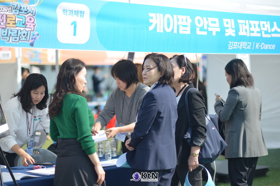김포대학교 박진영 총장이 진로교육박람회 참가한 K-POP 안무 및 퍼포먼스 부스를 찾았다.  /사진=K trendy NEWS DB ⓒ케이 트렌디뉴스 무단전재 및 수집, 재배포금지