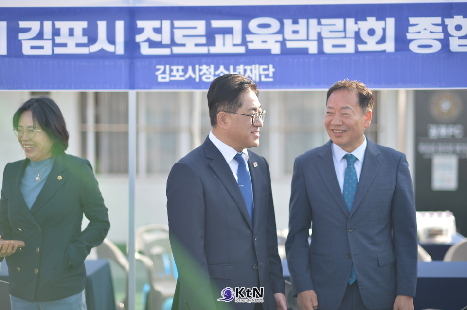 이기형 시장(좌측)과 김포교육지원청 권성규 교육장(우측) /사진=K trendy NEWS DB ⓒ케이 트렌디뉴스 무단전재 및 수집, 재배포금지