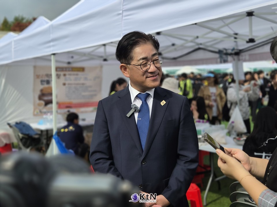  이기형 김포시장은 본지 현장 인터뷰에서 학교와 지역으로 찾아가는 프로그램을 확대하고, 일반고와 중학교에도 다양한 진로체험과 인문학 프로그램을 늘리겠다고 밝혔다. /사진=K trendy NEWS DB ⓒ케이 트렌디뉴스 무단전재 및 수집, 재배포금지