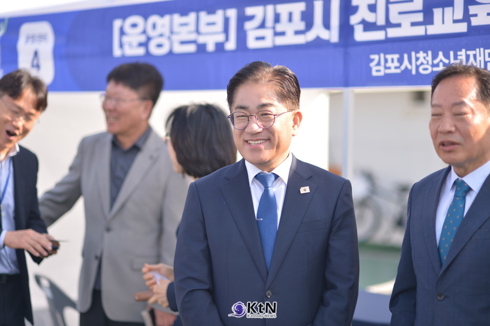 이기형 김포시장도  인터뷰에서 대학과 지역의 연계를 언급했다. K뷰티를 공부하거나 진학하려는 학생들을 위해 대학과 지역이 함께할 방안을 찾겠다고 했고, 제조업과 산업단지에서는 지역 산업체와 청소년의 체험 기회를 늘리겠다는 구상도 밝혔다.