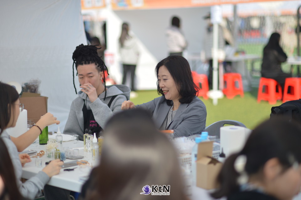 올해 김포시 진로교육박람회가 다양한 분야의 체험을 한자리에 배치한 것도 같은 맥락이다. 김포대학교 뷰티아트과 체험부스 /사진=K trendy NEWS DB ⓒ케이 트렌디뉴스 무단전재 및 수집, 재배포금지