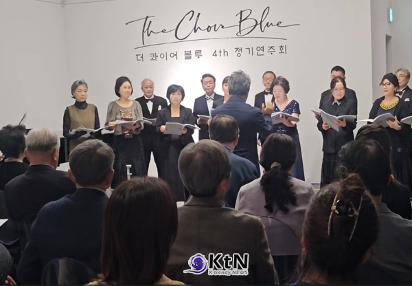 구띠갤러리 객석에서 바라본 더 콰이어 블루 제4회 정기연주회. 합창단의 공연을 관객들이 감상하고 있다. 사진제공=더 콰이어 블루 합창단