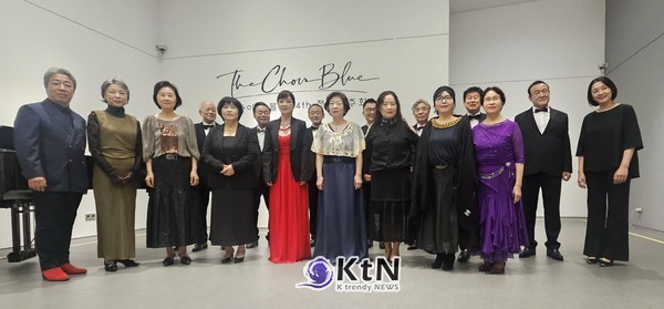 더 콰이어 블루 제4회 정기연주회에 참여한 합창단원들과 관계자들이 구띠갤러리에서 기념촬영을 하고 있다. 사진제공=더 콰이어 블루 합창단