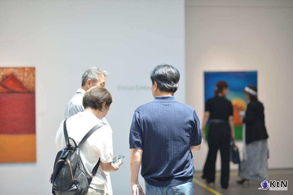 구띠 갤러리 전시로 읽는 혼합매체 회화, 마티에르, 탈평면성, 해외 작가 전시의 검증 구조. 사진=K trendy NEWS DB ⓒ케이 트렌디뉴스 무단전재 및 수집, 재배포금지