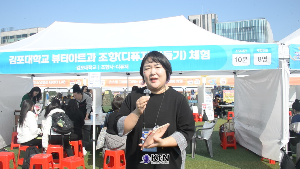 최묘선 김포대학교 글로벌캠퍼스 뷰티아트과 교수는 지난 15일 김포종합운동장에서 열린 '2026 김포시 진로교육박람회' 현장에서 청소년들의 K뷰티 진로체험을 함께했다./사진=K trendy NEWS DB ⓒ케이 트렌디뉴스 무단전재 및 수집, 재배포금지