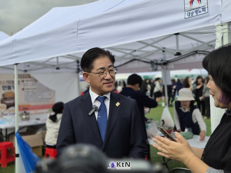 이기형 김포시장도 박람회 현장에서 본지와 만나 K뷰티 분야에 진학하고 싶어 하는 학생들을 위해 대학과 지역이 연계하는 방안을 모색하겠다는 입장을 밝혔다.  /사진=K trendy NEWS DB ⓒ케이 트렌디뉴스 무단전재 및 수집, 재배포금지