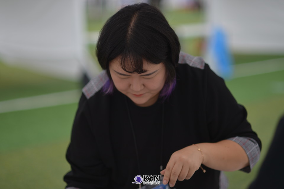 최묘선 김포대학교 글로벌캠퍼스 뷰티아트과 교수는 지난 15일 김포종합운동장에서 열린 '2026 김포시 진로교육박람회' 현장에서 청소년들의 K뷰티 진로체험을 함께했다./사진=K trendy NEWS DB ⓒ케이 트렌디뉴스 무단전재 및 수집, 재배포금지