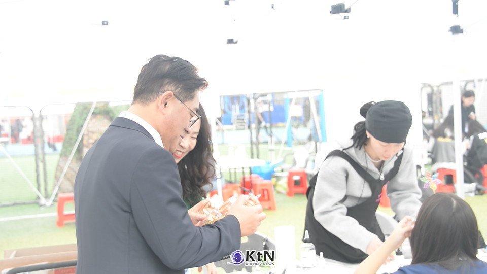 김포대학교 뷰티아트과에서 배운 기술이 중학생의 진로체험으로 이어졌다. 전형진 김포대학교 뷰티아트과 학생은 2026 김포시 진로교육박람회 현장에서 대학 수업을 통해 익힌 작업을 학생들에게 직접 설명하고 체험을 도왔다. /사진=K trendy NEWS DB ⓒ케이 트렌디뉴스 무단전재 및 수집, 재배포금지