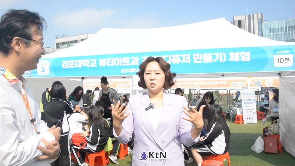 MC 조승희 씨가 학생들에게 "지금처럼 기회가 열려 있을 때 이것저것 많이 시도해보길 바란다"며 꿈은 바뀔 수 있다고 말하고 있다./사진=K trendy NEWS DB ⓒ케이 트렌디뉴스 무단전재 및 수집, 재배포금지