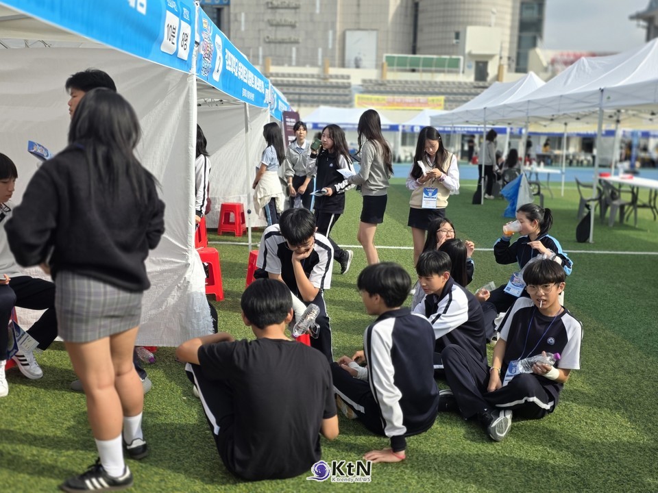 직업에 대한 정보를 책이나 영상으로 접하는 것과 실제 현장에서 사람을 만나 질문하고 직접 해보는 경험은 다르다는 설명이다. /사진=K trendy NEWS DB ⓒ케이 트렌디뉴스 무단전재 및 수집, 재배포금지