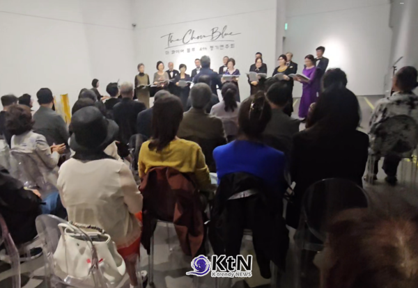 구띠갤러리 객석에서 바라본 더 콰이어 블루 제4회 정기연주회 전경. 관객들이 자리한 가운데 합창단이 공연하고 있다. 사진제공=더 콰이어 블루 합창단
