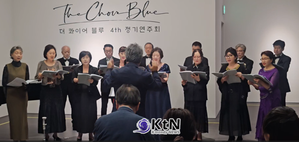 더 콰이어 블루 제4회 정기연주회에서 김준홍 지휘자와 합창단원들이 공연하고 있다. 객석 앞쪽에서도 단원들의 합창 모습을 볼 수 있다. 사진제공=더 콰이어 블루 합창단