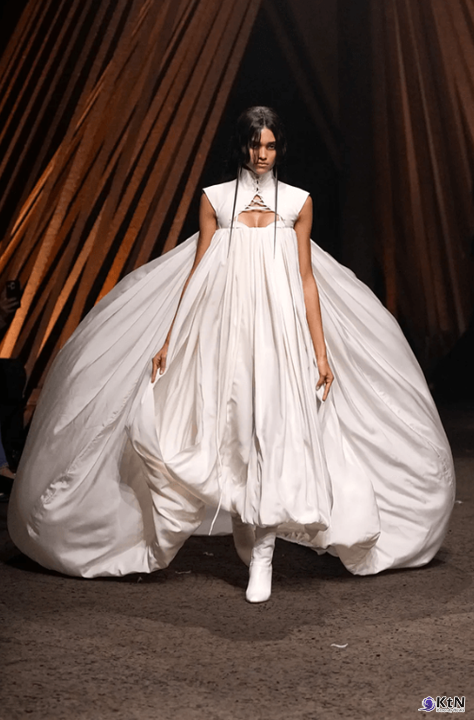 Seán McGirr Hones In On British Rebellion for McQueen SS26. 사진=Daniele Oberrauch/Gorunway.com, K trendy NEWS DB ⓒ케이 트렌디뉴스 무단전재 및 수집, 재배포금지