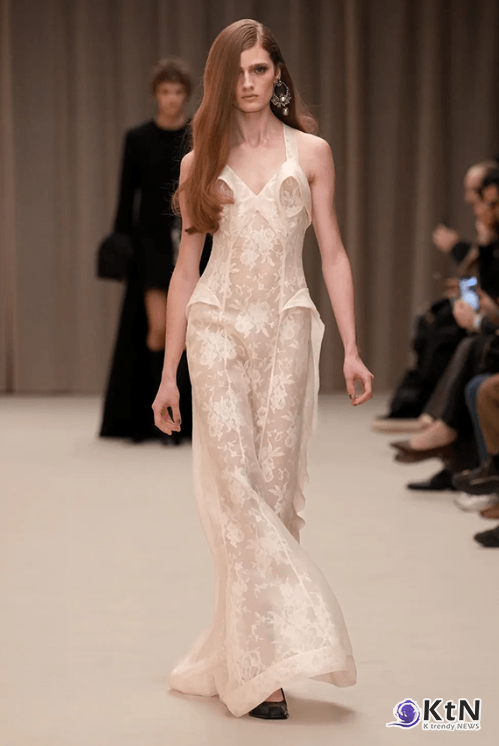 Mystery and Internal Exploration Thrived at McQueen FW26. 사진=Umberto Fratini/Gorunway.com, K trendy NEWS DB ⓒ케이 트렌디뉴스 무단전재 및 수집, 재배포금지