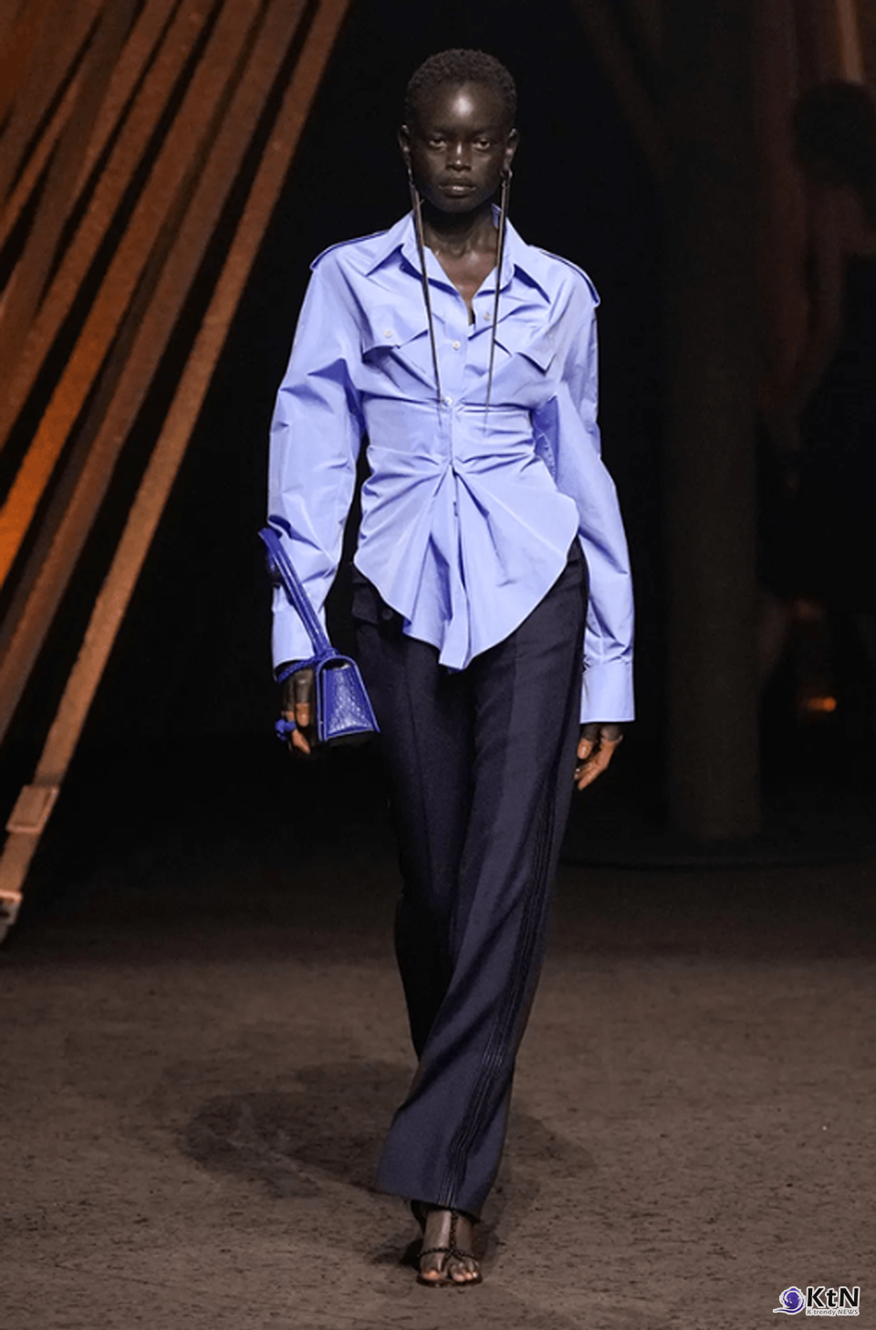 Seán McGirr Hones In On British Rebellion for McQueen SS26. 사진=Daniele Oberrauch/Gorunway.com, K trendy NEWS DB ⓒ케이 트렌디뉴스 무단전재 및 수집, 재배포금지