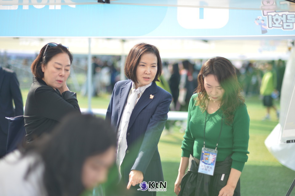 박진영 김포대학교 총장((중앙)과 박해련 평생교육원장(우측)도 행사장을 찾았다.   /사진=K trendy NEWS DB ⓒ케이 트렌디뉴스 무단전재 및 수집, 재배포금지
