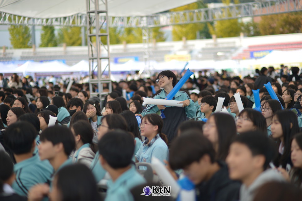 15일 김포종합운동장에서 중학생들이 만난 대학은 전공을 결정하기 전에 무엇을 배우는 곳인지 살펴보고, 교수와 대학생에게 직접 묻는 교육자원으로 학생들과 마주했다.  /사진=K trendy NEWS DB ⓒ케이 트렌디뉴스 무단전재 및 수집, 재배포금지