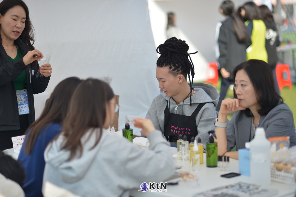 K뷰티 분야의 직업도 하나로 묶이지 않는다. 헤어와 메이크업, 피부, 네일처럼 기술에 따라 분야가 달라지고, 대학에서 전공교육을 받은 뒤에는 현장 실무와 교육, 창업 등 진로도 다시 나뉜다.  /사진=K trendy NEWS DB ⓒ케이 트렌디뉴스 무단전재 및 수집, 재배포금지