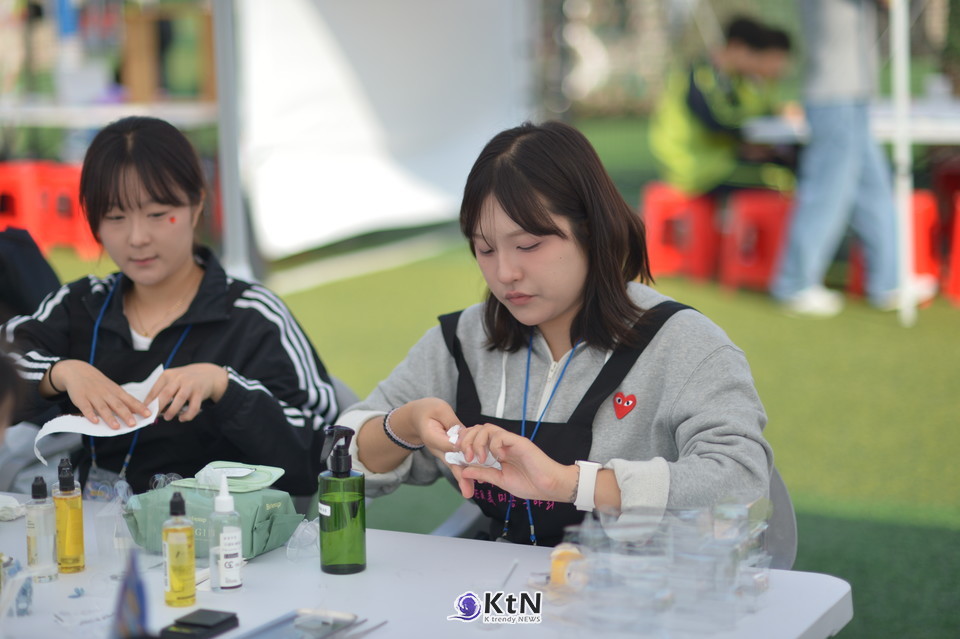 김포대학교 글로벌캠퍼스 뷰티아트과 최묘선 학과장과 재학생들은 학생들에게 대학에서 배우는 전공 내용을 소개하고 직접 체험할 수 있도록 도왔다. /사진=K trendy NEWS DB ⓒ케이 트렌디뉴스 무단전재 및 수집, 재배포금지